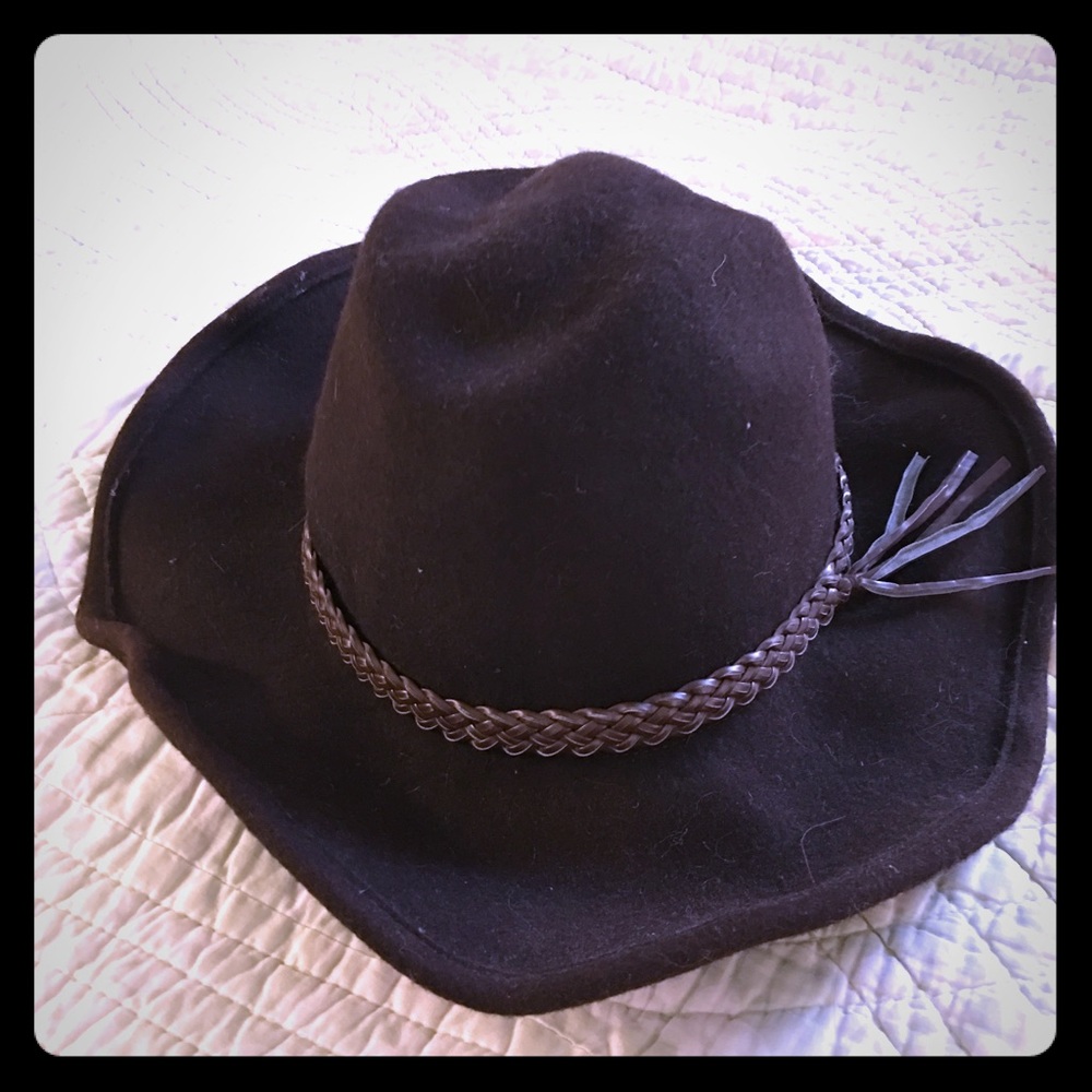 Wide brimmed hat
